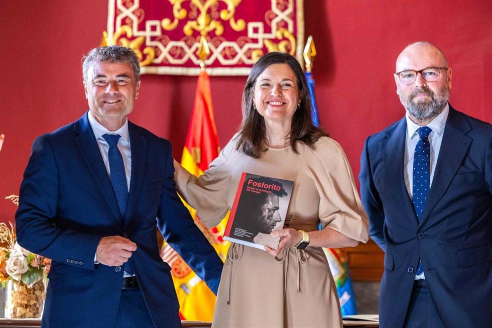 La alcaldesa de San Fernando, Patricia Cavada, en un acto con representantes del Festival Internacional de Cante Flamenco de Lo Ferro, una de las distinciones más destacadas que concede este certamen flamenco de Torre-Pacheco (Murcia),