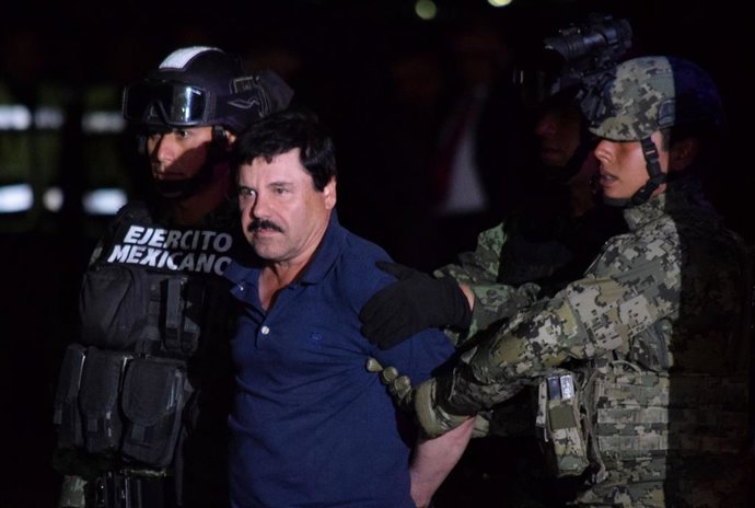 Archivo - Jan. 8, 2016 - Mexico, Distrito Federal, MEXICO - Joaquin ''El Chapo'' Guzman faces the press as he is escorted to a helicopter in handcuffs by Mexican soldiers and marines at a federal hangar in Mexico City, Mexico, Friday  January. 8, 2016.  A
