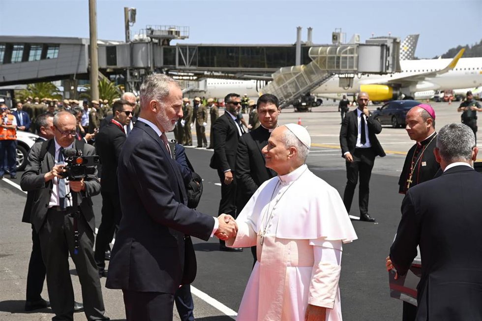 El Rey Felipe VI y el Papa León XIV conversan durante la celebración de la ceremonia oficial de despedida al Papa León XIV, en el Aeropuerto Internacional de Tenerife Norte-Los Rodeos