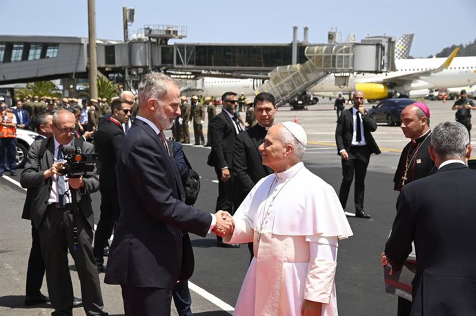El Rey Felipe VI y el Papa León XIV conversan durante la celebración de la ceremonia oficial de despedida al Papa León XIV, en el Aeropuerto Internacional de Tenerife Norte-Los Rodeos,  a 12 de junio de 2026, en San Cristóbal de La Laguna, Santa Cruz de T