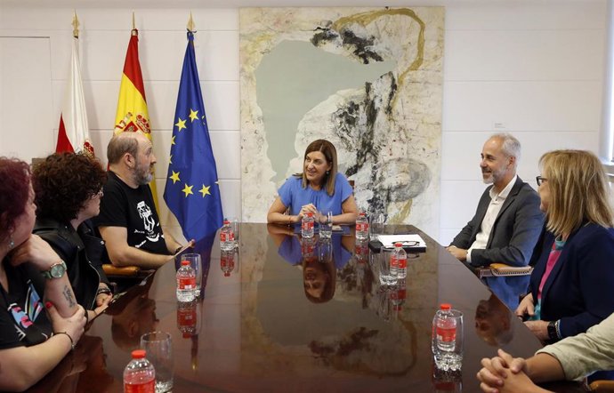 La presidenta de Cantabria, María José Sáenz de Buruaga, recibe a la delegación de FAMPA y CEAPA