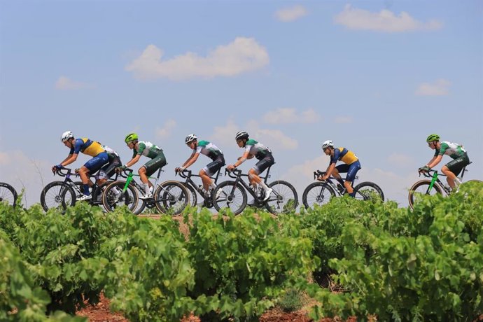 Ciclistas durante la primera etapa de la Vuelta Ciclista a Extremadura.