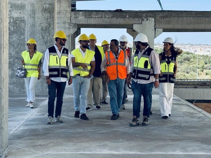 El alcalde de El Puerto de Santa María (Cadiz), Germán Beardo, supervisa los avances de las obras del futuro Estadio Municipal de Rugby,