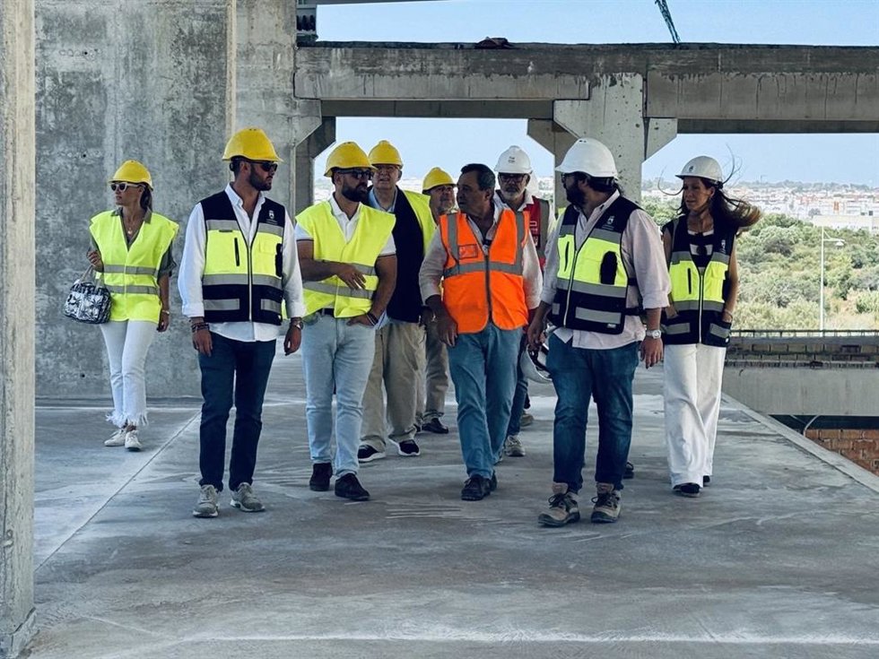 El alcalde de El Puerto de Santa María (Cadiz), Germán Beardo, supervisa los avances de las obras del futuro Estadio Municipal de Rugby,
