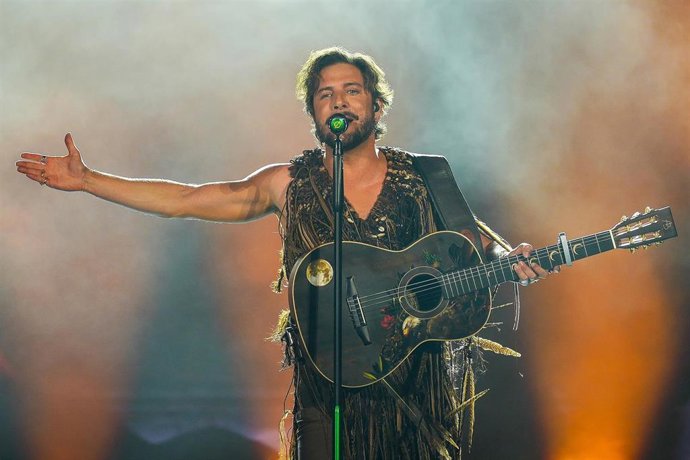 Archivo - El cantante, Manuel Carrasco durante su concierto en el estadio de La Cartuja. Imagen de archivo.