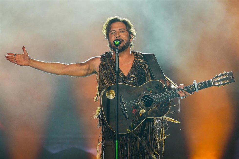 Archivo - El cantante, Manuel Carrasco durante su concierto en el estadio de La Cartuja. Imagen de archivo.