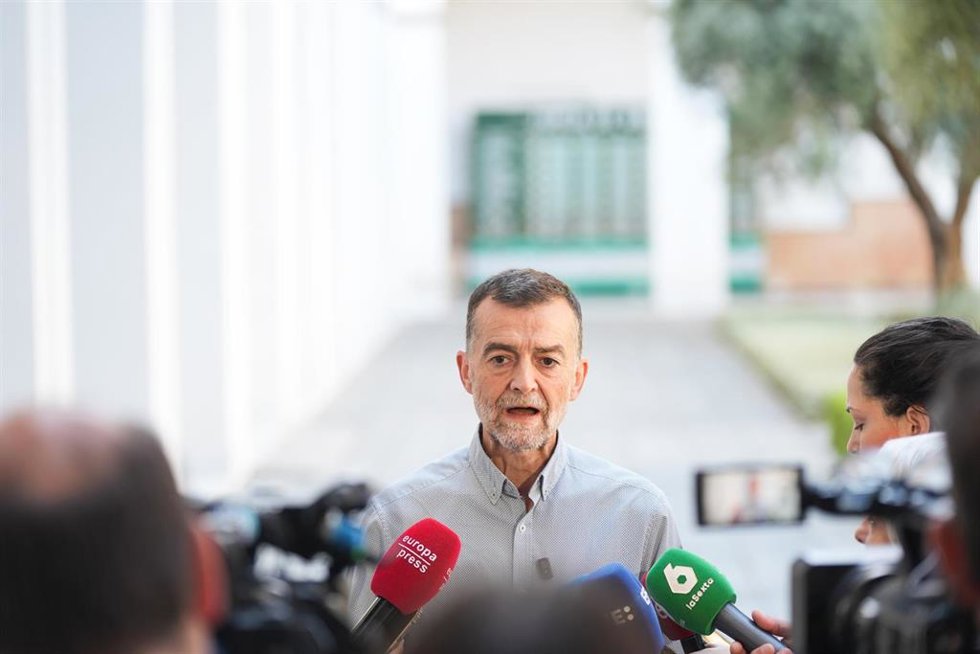 El coordinador federal de IU y diputado electo de Por Andalucía en el Parlamento andaluz, Antonio Maíllo, en una atención a medios. Imagen de archivo.