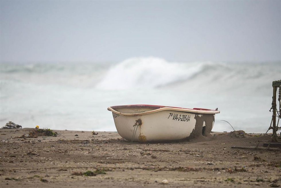 Archivo - Imagen de la costa de Almería capital presentando fuerte oleaje y viento debido al paso de la borrasca 'Kristin'. A 28 de enero de 2026, en Almería (Andalucía, España). 