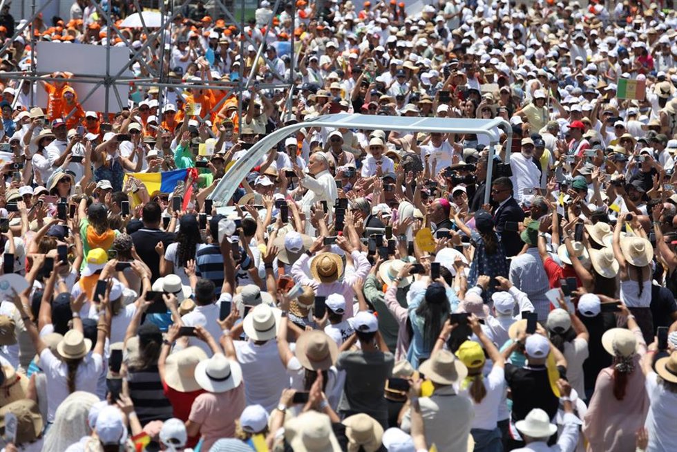 El Papa León XIV llega en papamóvil para presidir la celebración de la Santa Misa multitudinaria, a 12 de junio de 2026, en Santa Cruz de Tenerife, Islas Canarias (España). 