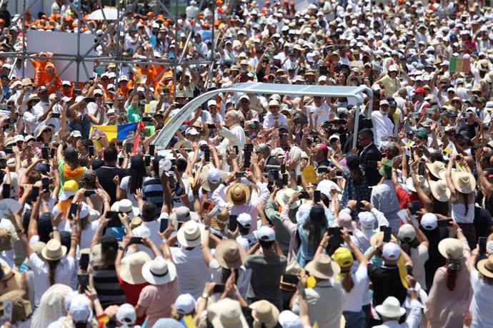 O Papa Leão XIV chega no papamóvel para presidir a celebração da Santa Missa com grande participação popular, em 12 de junho de 2026, em Santa Cruz de Tenerife, nas Ilhas Canárias (Espanha). Esta histórica eucaristia ao ar livre, realizada na esplanada do