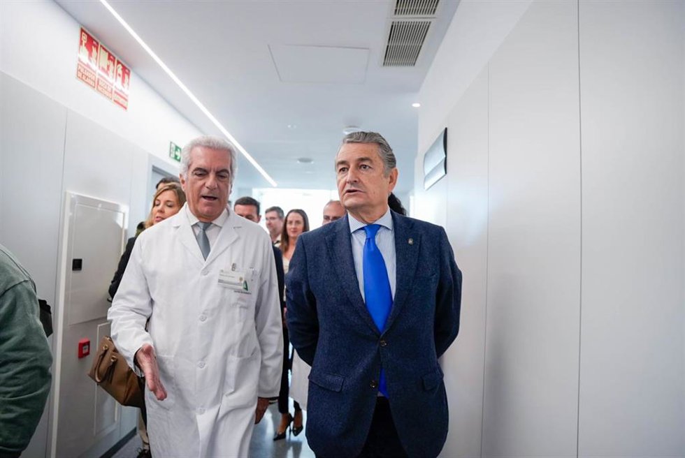 Archivo - El consejero de Sanidad, Presidencia y Emergencias de la Junta de Andalucía, Antonio Sanz, durante una visita al Hospital Universitario Torrecádenas de Almería.