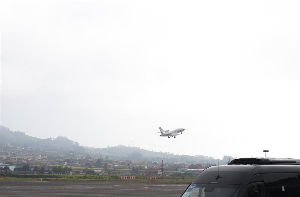 El Papa León XIV en el interior del avión 'Falcon' prestado por Casa Real tras la celebración de la ceremonia oficial de despedida, en el Aeropuerto Internacional de Tenerife Norte-Los Rodeos