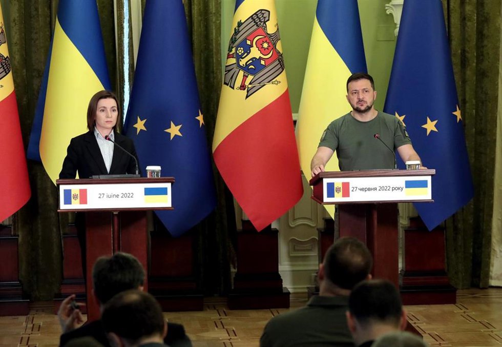 Archivo - La presidenta de Moldavia, Maia Sandu, y el presidente de Ucrania, Volodimir Zelenski, en una rueda de prensa en Kiev