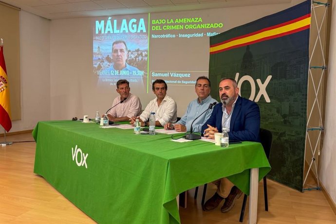 El portavoz nacional de Vox en materia de Inmigración, Interior y Seguridad, Samuel Vázquez, junto a otros dirigentes de la formación en el encuentro 'Málaga, bajo la amenaza del crimen organizado'.