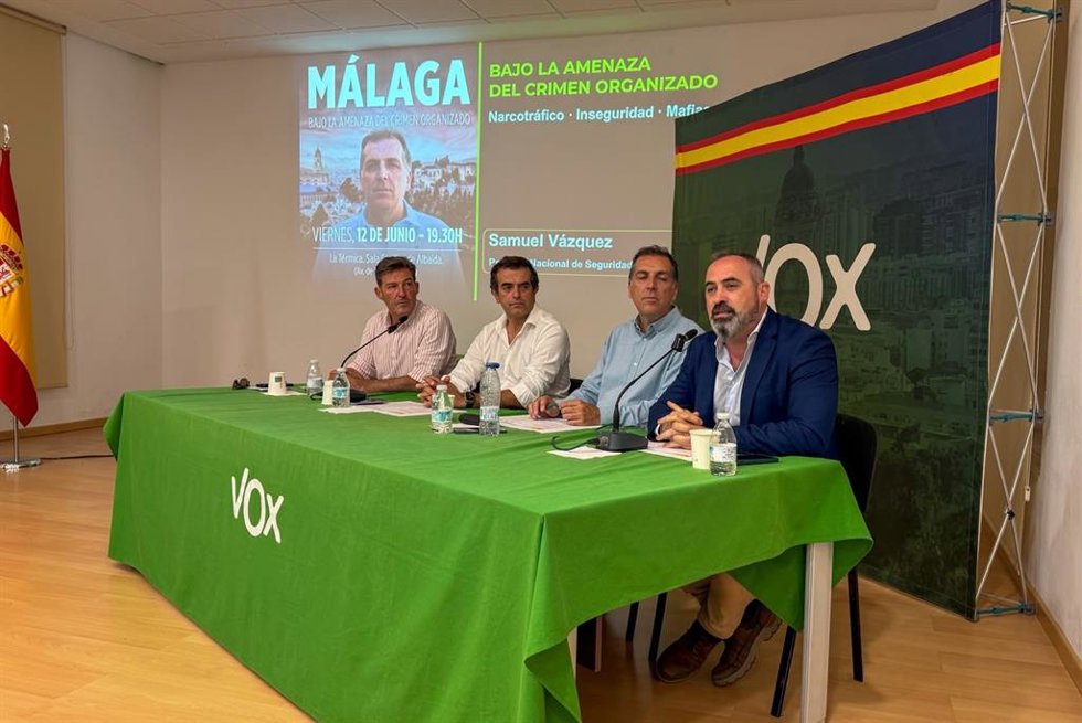 El portavoz nacional de Vox en materia de Inmigración, Interior y Seguridad, Samuel Vázquez, junto a otros dirigentes de la formación en el encuentro 'Málaga, bajo la amenaza del crimen organizado'.