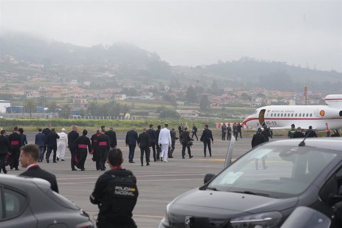 El Papa León XIV se dirige al avión 'Falcon' prestado por Casa Real durante la celebración de la ceremonia oficial de despedida al Papa León XIV, en el Aeropuerto Internacional de Tenerife Norte-Los Rodeos (España).