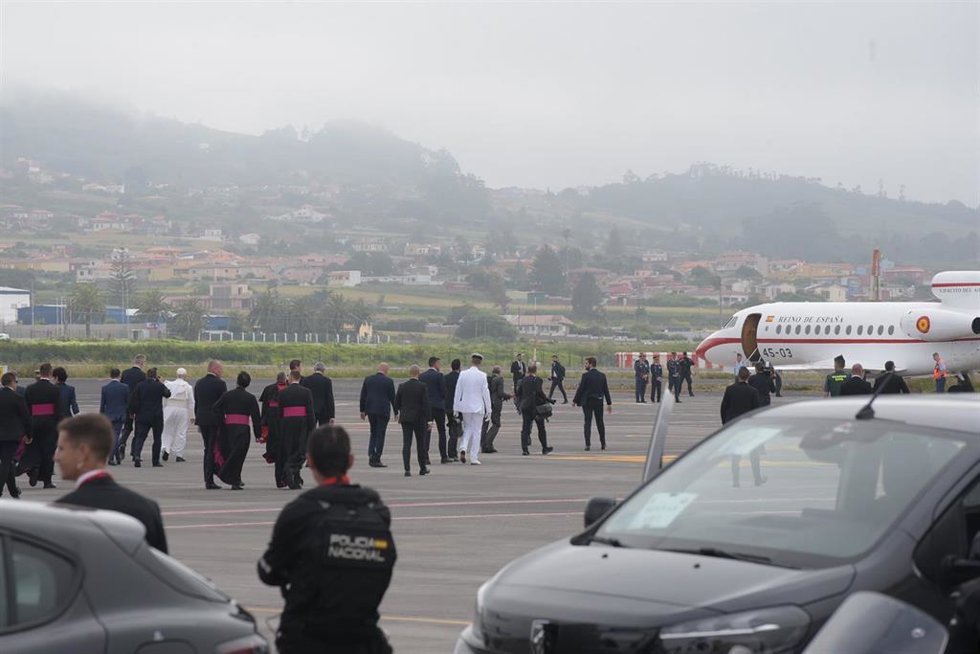 El Papa León XIV se dirige al avión 'Falcon' prestado por Casa Real durante la celebración de la ceremonia oficial de despedida al Papa León XIV, en el Aeropuerto Internacional de Tenerife Norte-Los Rodeos (España).