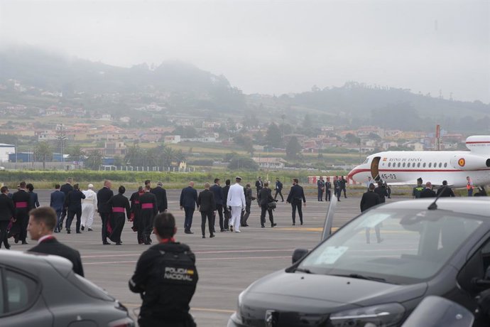 El Papa León XIV se dirige al avión 'Falcon' prestado por Casa Real durante la celebración de la ceremonia oficial de despedida al Papa León XIV, en el Aeropuerto Internacional de Tenerife Norte-Los Rodeos (España).
