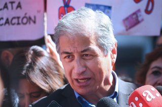Santiago 5 de marzo 2025. El presidente del Colegio de Profesoras y Profesores, Mario Aguilar, se refiere al paro indefinido de docentes de la comuna de Santiago, frente a la denuncia del no pago de asignaciones. Javier Salvo/Aton Chile