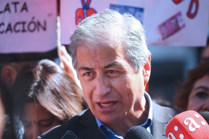 Santiago 5 de marzo 2025. El presidente del Colegio de Profesoras y Profesores, Mario Aguilar, se refiere al paro indefinido de docentes de la comuna de Santiago, frente a la denuncia del no pago de asignaciones. Javier Salvo/Aton Chile