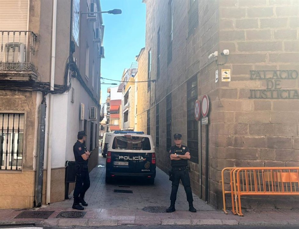 Agentes en el entorno de los juzgados de Linares durante la declaración de varios de los detenidos en la operación contra el narcotráfico.