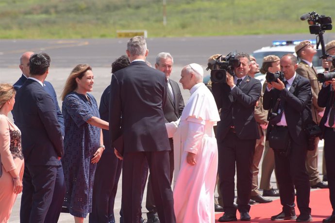 El Rey Felipe VI y el Papa León XIV durante la celebración de la ceremonia oficial de despedida al Papa León XIV, en el Aeropuerto Internacional de Tenerife Norte-Los Rodeos, a 12 de junio de 2026, en San Cristóbal de La Laguna, Santa Cruz de Tenerife, Is