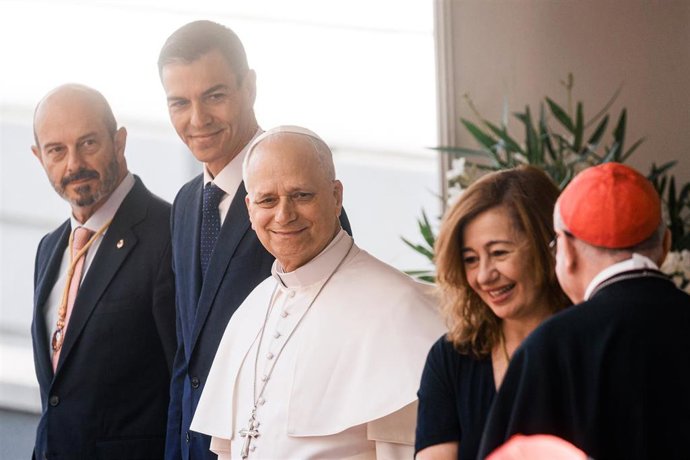 (I-D) El presidente del Senado, Pedro Rollán; el presidentedel Gobierno, Pedro Sánchez; el Papa León XIV, y la presidenta del Congreso, Francina Armengol, durante la visita del Pontífice al Congreso de los Diputados, a 8 de junio de 2026, en Madrid.