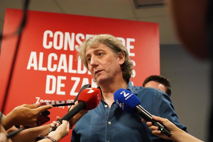 El secretario general del PSOE de Castilla y León, Carlos Martínez, atiende a la prensa en Zamora.