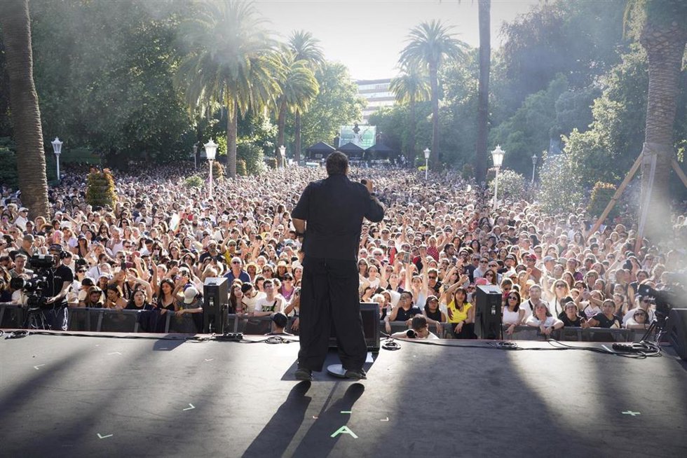 Antonio Orozko canta ante miles de personas en Bilbao