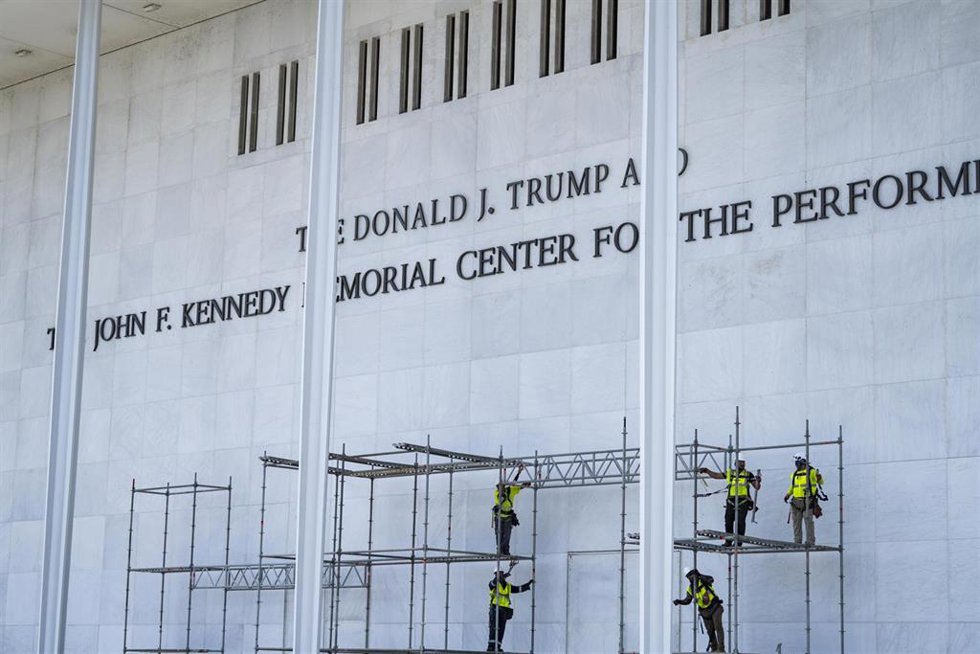Trabajadores se preparan para retirar el letrero con el apellido de Donald Trump en la fachada del Centro John F. Kennedy para las Artes Escénicas