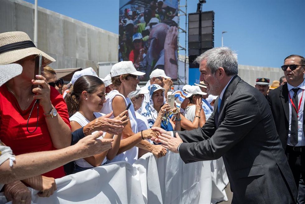 El presidente de Canarias, Fernando Clavijo, durante un encuentro del Pontífice con las realidades de acogida a los migrantes, en el puerto de Arguineguín, a 11 de junio de 2026, en Las Palmas de Gran Canaria, Las Palmas, Islas Canarias (España). 