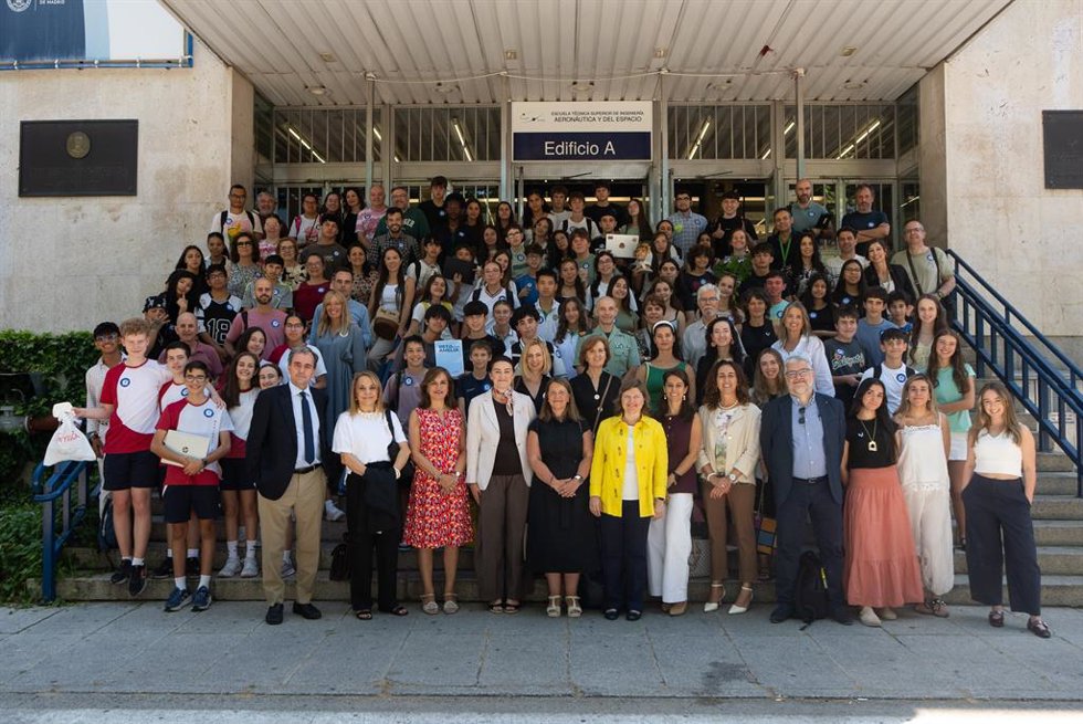 Economía.-El colegio IES Príncipe Felipe "conquista" el 'Reto Amelia' de 'Ellas Vuelan Alto' en una final de 150 alumnos.