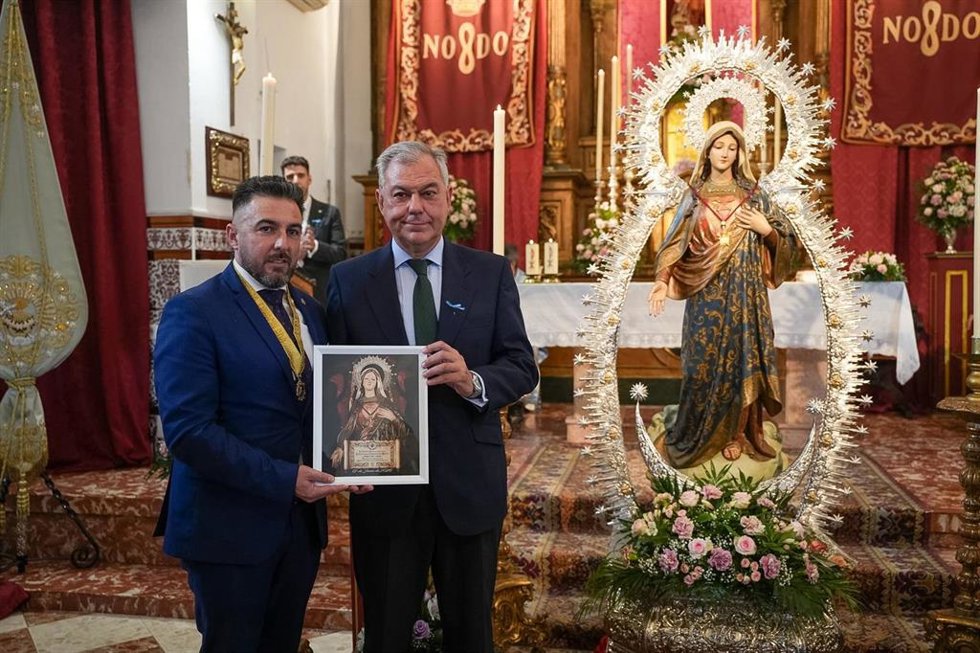 El alcalde de Sevilla, José Luis Sanz, impone la Medalla de la Ciudad a la imagen del Inmaculado Corazón de María.