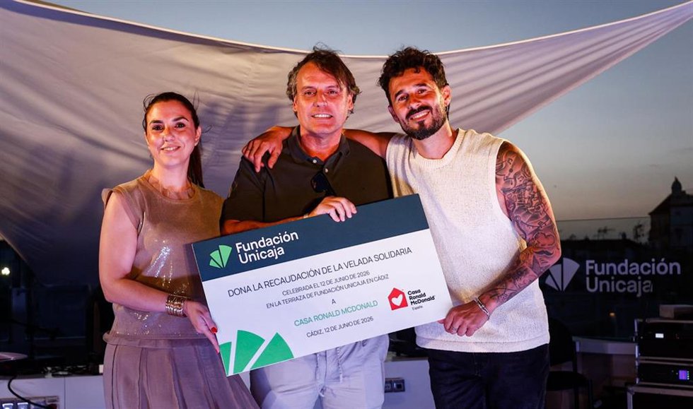 La directora de División de Actividades de la Fundación Unicaja, Cristina Rico, y Antoñito Molina hacen entrega del cheque solidario al gerente de Casa Ronald McDonald Sevilla, Javier Pavo.