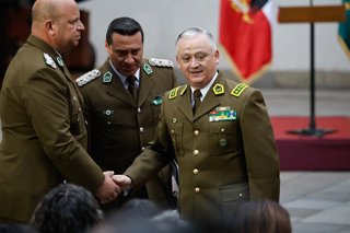 Santiago, 12 de junio de 2026.  El Presidente de la Republica, Jose Antonio Kast, acompañado del General Director de Carabineros, Marcelo Araya, y el biministro de Interior y Segegob, Claudio Alvarado, encabeza Ceremonia de Imposicion de la Condecoracion