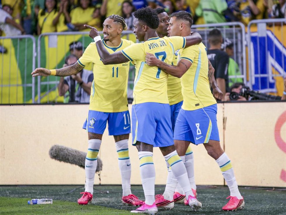 Vinícius Júnior (7) celebra un gol durante un partido amistoso de la selección de Brasil antes del Mundial 2026.