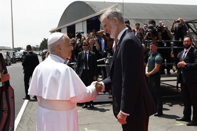 El Rey Felipe VI y el Papa León XIV durante la celebración de la ceremonia oficial de despedida al Papa León XIV, a 12 de junio de 2026, en San Cristóbal de La Laguna, Santa Cruz de Tenerife, Islas Canarias (España). 