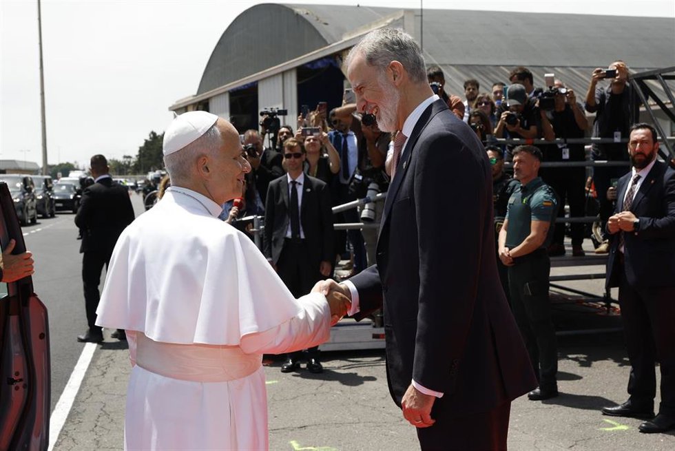 El Rey Felipe VI y el Papa León XIV durante la celebración de la ceremonia oficial de despedida al Papa León XIV, a 12 de junio de 2026, en San Cristóbal de La Laguna, Santa Cruz de Tenerife, Islas Canarias (España).