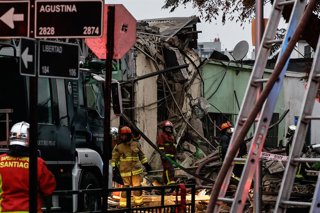 Santiago, 9 de junio de 2026.  Incendio afecta a casonas antiguas ubicadas en Libertad con Agustinas en Santiago Centro, tercera alarma de incendio y derrumbes  Diego Martin/Aton Chile