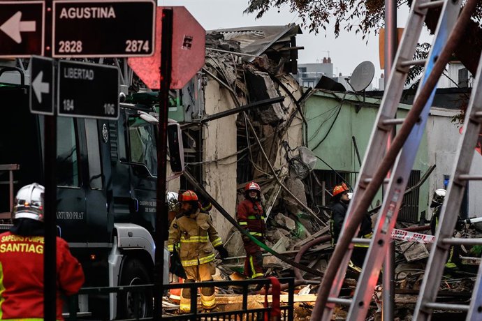 Santiago, 9 de junio de 2026.  Incendio afecta a casonas antiguas ubicadas en Libertad con Agustinas en Santiago Centro, tercera alarma de incendio y derrumbes  Diego Martin/Aton Chile