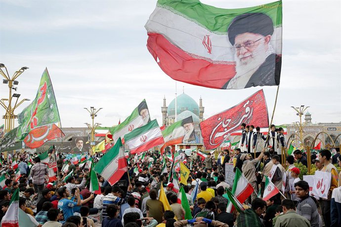 Archivo - Arquivo - 29 de abril de 2026, Mashhad, Khorásan Razavi, Irã: Apoiadores do governo agitam bandeiras nacionais durante uma manifestação organizada pelo Estado, em meio a um cessar-fogo no conflito envolvendo o Irã, os Estados Unidos e Israel. A 