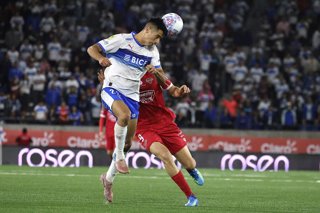 Futbol, Universidad Catolica vs Nublense. Fecha 5, Copa de la  Liga  2026. El jugador de Universidad Catolica, Juan Ignacio Diaz, izquierda , disputa el balon contra Franco Rami de Nublense durante el partido de Copa de la Liga disputado en el estadio