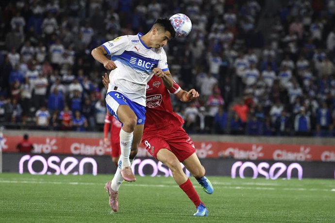 Futbol, Universidad Catolica vs Nublense. Fecha 5, Copa de la  Liga  2026. El jugador de Universidad Catolica, Juan Ignacio Diaz, izquierda , disputa el balon contra Franco Rami de Nublense durante el partido de Copa de la Liga disputado en el estadio