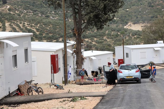 Archivo - Arquivo - JERUSALÉM, 8 de maio de 2026  -- Pessoas de origem judaica são fotografadas em um assentamento judeu reconstruído em Sanur, na Cisjordânia, em 6 de maio de 2026. O governo palestino condenou na terça-feira a aprovação por parte de Isra
