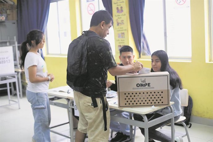 Archivo - Segunda vuelta de las elecciones presidenciales de Perú