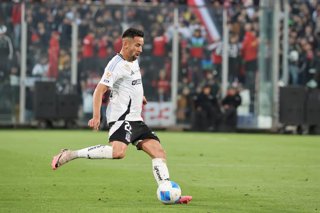 Futbol, Colo Colo vs Deportes Iquique Fecha 23, Liga de primera 2025. El jugador de Colo Colo Mauricio Isla juega el balon durante un partido de la liga de primera contra Deportes Iquique disputado en el estadio Monumental de Santiago,