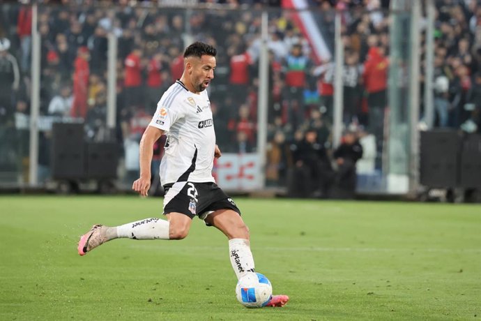 Futbol, Colo Colo vs Deportes Iquique Fecha 23, Liga de primera 2025. El jugador de Colo Colo Mauricio Isla juega el balon durante un partido de la liga de primera contra Deportes Iquique disputado en el estadio Monumental de Santiago,