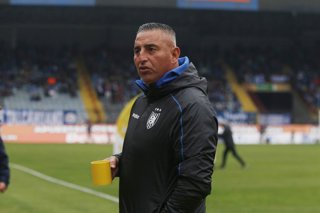 Futbol, Huachipato vs Universidad Catolica Decimocuarta fecha, campeonato Nacional 2026. El entrenador de Huachipato Jaime Garcia es fotografiado durante el partido de primera division contra Universidad Catolica disputado en el estadio CAP de