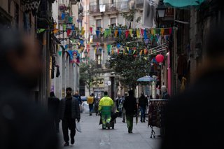 Archivo - Una persona del servicio municipal de limpieza recoge basura, en el barrio del Raval, a 12 de diciembre de 2024, en Barcelona, Catalunya (España).