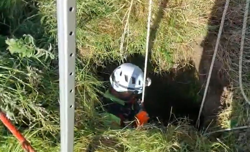 Uno de los rescatistas, durante su bajada a la torca en la que se encontraba el potro.